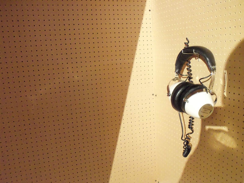http://www.articlegallery.co.uk/files/gimgs/th-22_Trevor Pitt - Listening Booth detail.jpg
