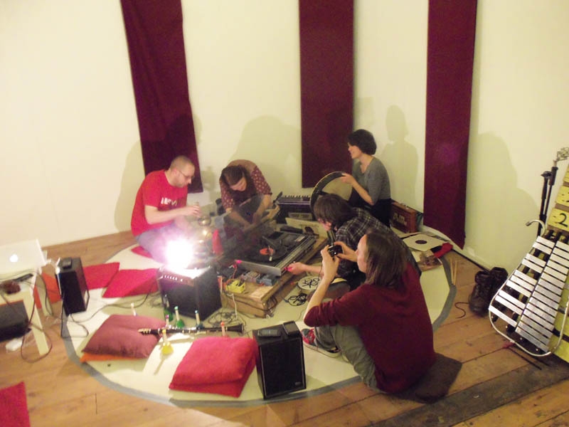 http://www.articlegallery.co.uk/files/gimgs/th-24_AAS - Recievers of the Eternal Drone Installation performance 2.jpg